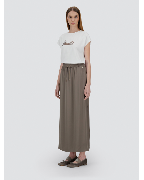 Long satin-effect skirt, light and elegant.