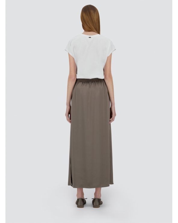 Long satin-effect skirt, light and elegant.