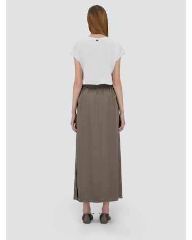 Long satin-effect skirt, light and elegant.
