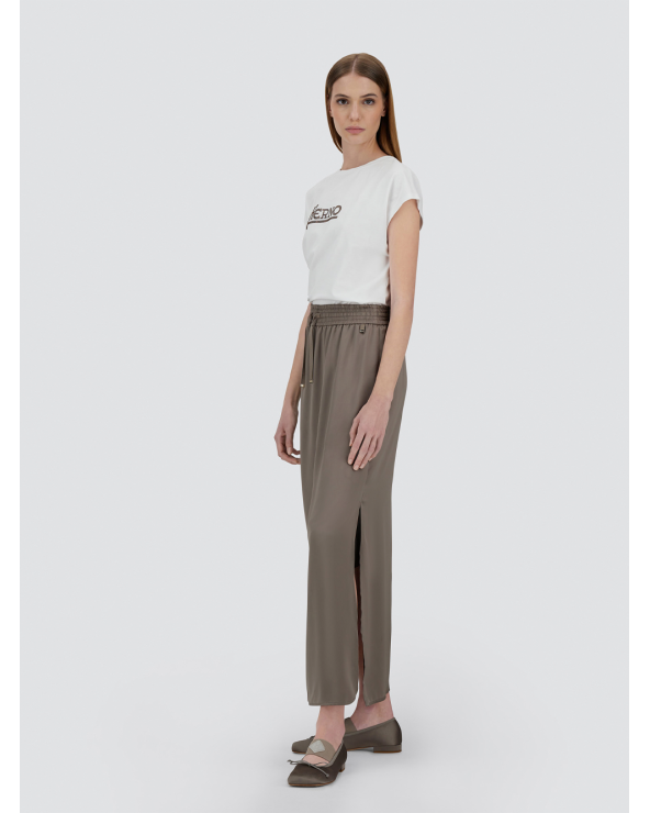 Long satin-effect skirt, light and elegant.